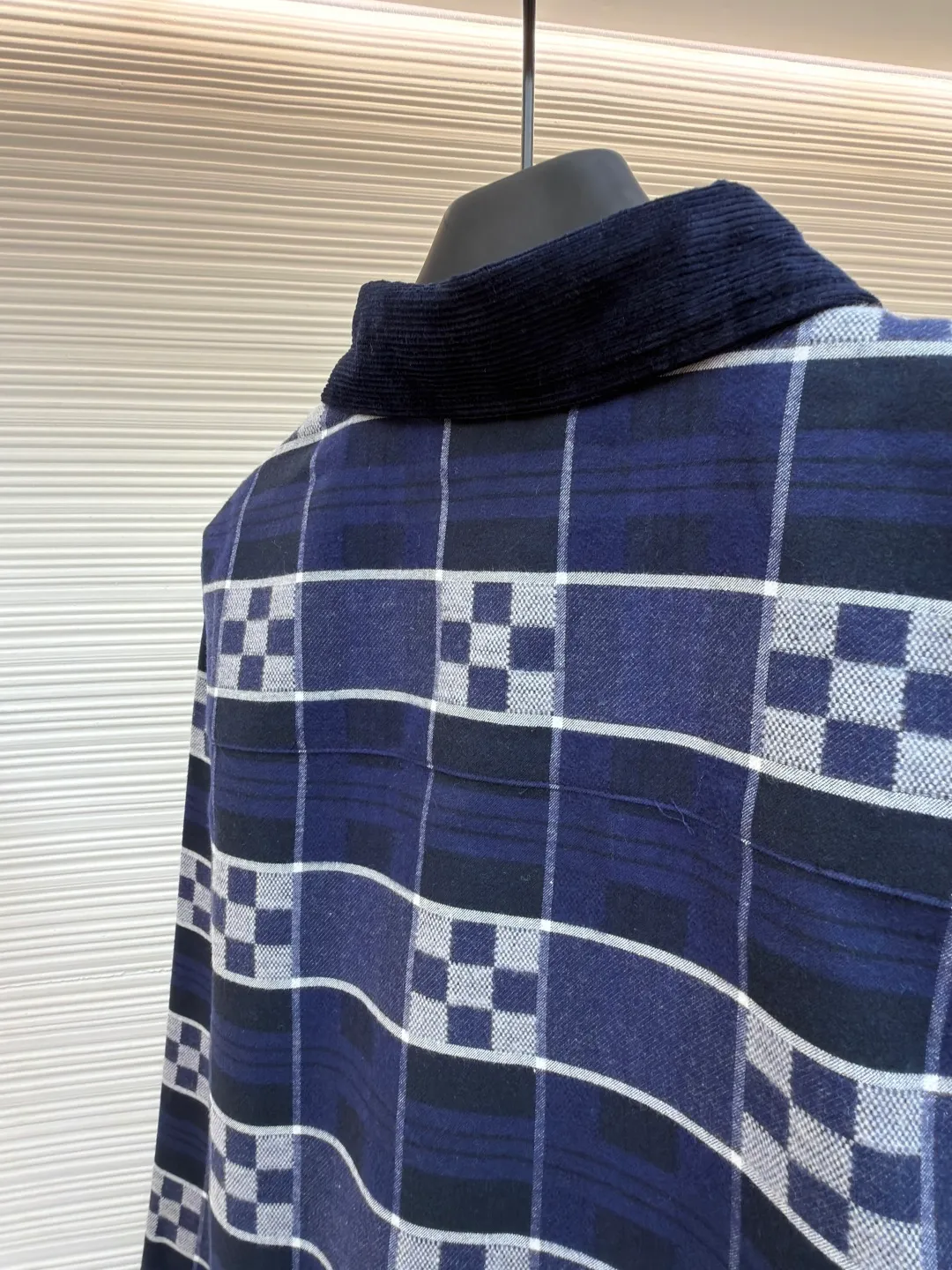 LOUIS VUITTON SKI ski series flannel checkerboard long-sleeved shirt ●Original version: purchased and developed by 14289 ●Item number: 1682075-B50 ●Fabric: flannel fabric ●Technology: printing production ●Color: blue ●Version: fitted version ●Weight: about 725 grams ●Size: S-M-L-XL ●Description: The checkered texture of dark and light navy blue and gray is woven through the yarn-dyed weaving process, in which the brand's classic Damier checkerboard element is embedded. The texture is clear and the color fastness is excellent. The body is spliced ​​with corduroy lapels and cuffs, the velvet strips are fine and full, and the high-temperature shaping process ensures stiffness. The placket uses natural mother-of-pearl buttons, which are hand-polished and polished to give it a warm texture; the leather plaque at the hem is made of first-layer calfskin, which is embossed and hot stamped to present the brand logo, and the edges are hand-oiled to be smooth and burr-free. The overall tailoring is shaped by three-dimensional cutting technology to create a fitted silhouette. The stitching line adopts double-needle overlocking technology, and every inch of stitches is evenly arranged. The embedded shoulder and side seams make the clothes more comfortable to wear. The exquisite clothing craftsmanship and brand ingenuity are fully demonstrated in the details.